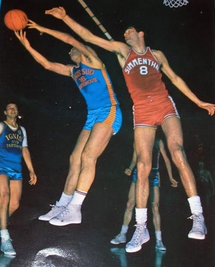 Massimo Masini in azione sotto canestro